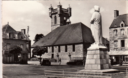 50 - SAINT PIERRE EGLISE - Eglise Et Statue De L'Abbé De Saint-Pierre. CPSM - Saint Pierre Eglise