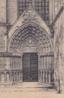 Cp , 86 , POITIERS , Cathédrale St-Pierre , Portail De Droite - Poitiers