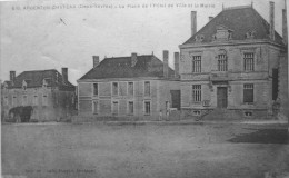 La Place De L´hotel De Ville Et La Mairie - Argenton Chateau