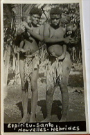 SANTO- Nouvelles Hébrides-Carte Photo Femmes-Feuilles Aux Seins Nus Avec Leurs Enfants - Vanuatu