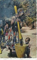 Africa In Pictures / Crushing Of Mil / Pilage Du Mil / Ethnic Folk Folklore - Vintage Photo Postcard - Non Classificati