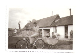Photo Originale Le VELO Et La  " Remorque Landau " - Cyclisme