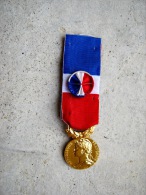 MEDAILLE DU MINISTERE DU TRAVAIL NOMINATIVE ECHELON OR TRES BON ETAT GENERAL - Frankrijk