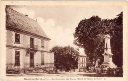 NEUVY LE ROI Le Monument Aux Morts, L' Hotel De Ville Et La Poste   (61150) - Neuvy-le-Roi