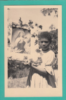 ILES SALOMON --> Enfant Tenant Un Tableau De La Vierge - Islas Salomon
