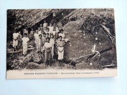 Carte Postale Ancienne : FIDJI , FIJI : Une Promenade Dans La Foret - Fidschi