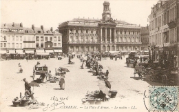 CAMBRAI (59)  La Place D'Armes . Le Matin Marché .Ets DELEPORTE, CHASSAIGNE, Chapellerie Bijouterie Charrettes à Cheval - Cambrai