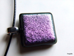 Collier Tour De Cou Noir Pendentif Verre Artisanal Dichroic Fusing Rose Sur Noir  Le Pendentif Fait Environ 17x16mm Sans - Halsketten