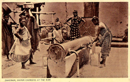 ZANZIBAR : WATER CARRIERS AT THE PIPE / PORTEUSES D' EAU AU TUYAU / FONTAINE - C. P. ANCIENNE / VINTAGE ~ 1910 (p-120) - Tanzania