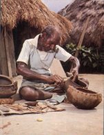 (885) Papua New Guinea - Men And Pottery - Papoea-Nieuw-Guinea