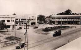 CONGO Pointe Noire  Place Du Gouverneur Antonetti Animation Camion GMC Cpsm Petit Format Année 1952  X - Pointe-Noire