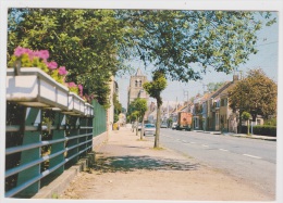 WORMHOUT - RUE DE CASSEL AVEC RENAULT 5 - Ed. COMBIER - CARTE NON VOYAGEE - Wormhout