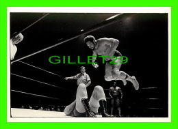 SPORTS, WRESTLING, LUTTE - ERNIE LADD APPLIES THE FLYING CLOUD, TEXAS 1971 - FOTOFOLIO - PHOTO GEOFF WINNINGHAM - - Wrestling