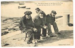 "Nos Marins Bretons Sur Les Quais De L'Ile Tudy - Un Cercle De Loups De Mer Au Soleil D'automne" - Ile Tudy