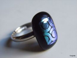 Bague Verre Artisanal Dichroic Fusing Bleu Sur Noir Sur Anneau Argenté Réglable  Comme Toutes Les Créations En Verre Dic - Ring