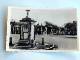 Carte Postale Ancienne : CAUSSADE : Place Leon De Malleville - Caussade