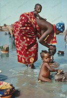 AFRICA, LESSIVE DANS LA RIVIERE, WASHING IN THE RIVER, CHILD,FOLKLOR DRESSES, ETHNICS, Old Postcard - Unclassified