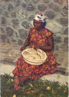 AFRICA, AFRICAN WOMAN WEAVING, Old Postcard - Unclassified