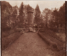 Photo Originale 14-18 DAMVILLERS - Un Soldat Allemand Avec Le Monument De Jules Bastien Lepage (A38,ww1, Wk1) - Damvillers