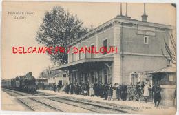 30 // VERGEZE   La Gare    Vue Intérieure   ANIMEE   Arrivée Du Train - Vergèze