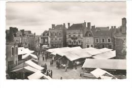 MESLAY-du-MAINE - Le Marché Et La Place - Meslay Du Maine