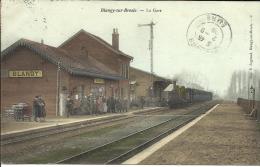 76 BLANGY SUR BRESLE LA GARE EN 1905 ARRIVEE DU TRAIN EN COULEURS  CHEF DE GARE  EMPLOYES ET VOYAGEURS - Blangy-sur-Bresle