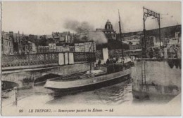 Le Tréport - Remorqueur Passant Les écluses - CPA - Bateau/ship/schiff - Tugboats