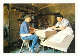 Cp, Métier, Ambert (63) - Moulin Richard De Bas - Musée Historique Du Papier - Le Levage Des Feuilles Blanches - Artisanat