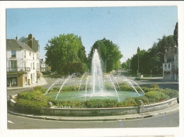 Cp, 86, Châtellerault, Jet D'Eau Et Square Gambetta - Chatellerault