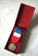 WW2 FRANCE MEDAILLE DU TRAVAIL ARGENT MAT - Francia