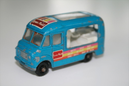 Matchbox Lesney 47B2 COMMER ICE CREAM CANTEEN - Regular Wheels, Issued 1963, Scale 1/64 - Matchbox