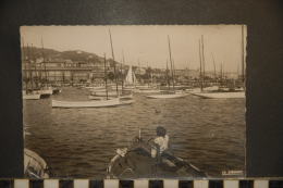 CP, 06, Cannes Le Port Et Le Casino N°1917 Edition Munier 1952 Femme A L'avant D'un Bateau - Cannes