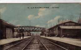 CPA 59 - LA MADELEINE La Gare Avec Trains Au Loin - La Madeleine