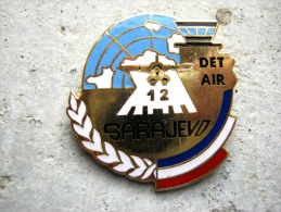 ANCIEN INSIGNE ARMEE DE L´AIR DETACHEMENT AIR OPEX SARAJEVO 12  NUMEROTE ETAT EXCELLENT - Airforce