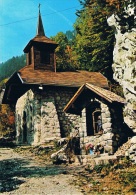 CHAPELLE EN MONTAGNE - Petite Chapelle Ou Autel à Côté D´une Petite église Au Clocher Pointu - Non Circulée - Monuments