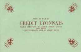 Banque  "  CREDIT   LYONNAIS   "  Sur  Fond  Vert       - Ft  =  13 Cm  X  21 Cm - Banco & Caja De Ahorros