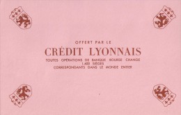 Banque  "  CREDIT   LYONNAIS   "  Sur  Fond  Rose      - Ft  =  13 Cm  X  21 Cm - Bank En Verzekering