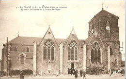 44 - LA PLAINE - T.Belle Vue Animée Devant L'Eglise ( Carrefour Des Routes De La Pointe St Gildas ) - La-Plaine-sur-Mer