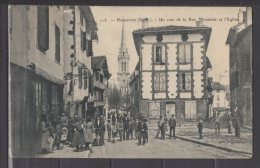 64 - Hasparren - Un Coin De La Rue Montante Et Eglise - Hasparren