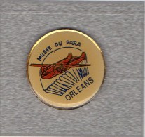 Pin´s  Militaire, Avion, Parachutisme, Musée  Du  PARA  à  ORLEANS  ( 45 ) - Paracadutismo