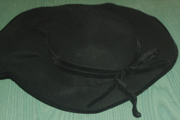 CHAPEAU Ancien MODE 1930  Grand FEUTRE NOIR Plissé RUBAN VELOURS - Headdresses, Hats, Caps