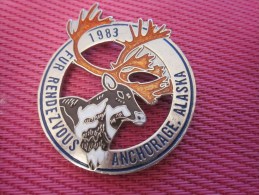 Insigna - Collector Button - Un Renne  - Badge  , Médaille, Insigne Métal émaillé Fur Rendezvous ANCHORAGE ALASKA 1983 - Obj. 'Remember Of'