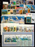 H0028 NEW ZEALAND, Small Lot Of 35 Stamps & 2 M-sheets, MNH (less Than Half Face Value) - Neufs