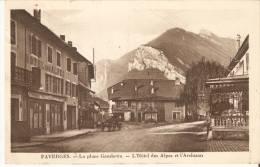 CP  74  FAVERGES   La   Place  Gambetta  -  L'hotel  Des  Alpes  Et  L'arclozan ( Pompe à Essence ) - Faverges