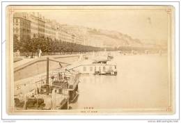 Beau Grand CDV (CAB) Vers 1880 LYON-quai Saint Clair-bateaux--DURAND Papeterie Centrale-bel état - Places