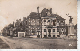 Cpsm 61 PUTANGES - Place Du Marché Et Rue Aristide Briand - D18 800 - Putanges