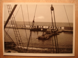 PHOTO ANNEES 1940 - ALGERIE PORT D'ORAN TRAVAIL FAMILLE PATRIE MARINE MARCHANDE FRANCAISE PETAIN PROPAGANDE époque 12X18 - Places