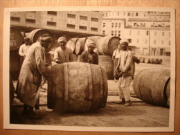 PHOTO ANNEES 1940 - ALGERIE PORT D'ORAN EMBARQUEMENT TONNEAUX DE VIN MARINE MARCHANDE FRANCAISE - Tirage D'époque 18X12 - Places