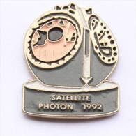 Pin's  SATELLITE PHOTON 1992 - C1012 - Espace