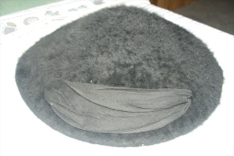 CHAPEAU PLAT Ancien MODE 1930   FOURRURE NOIRE - Sombreros, Gorros, Tocados